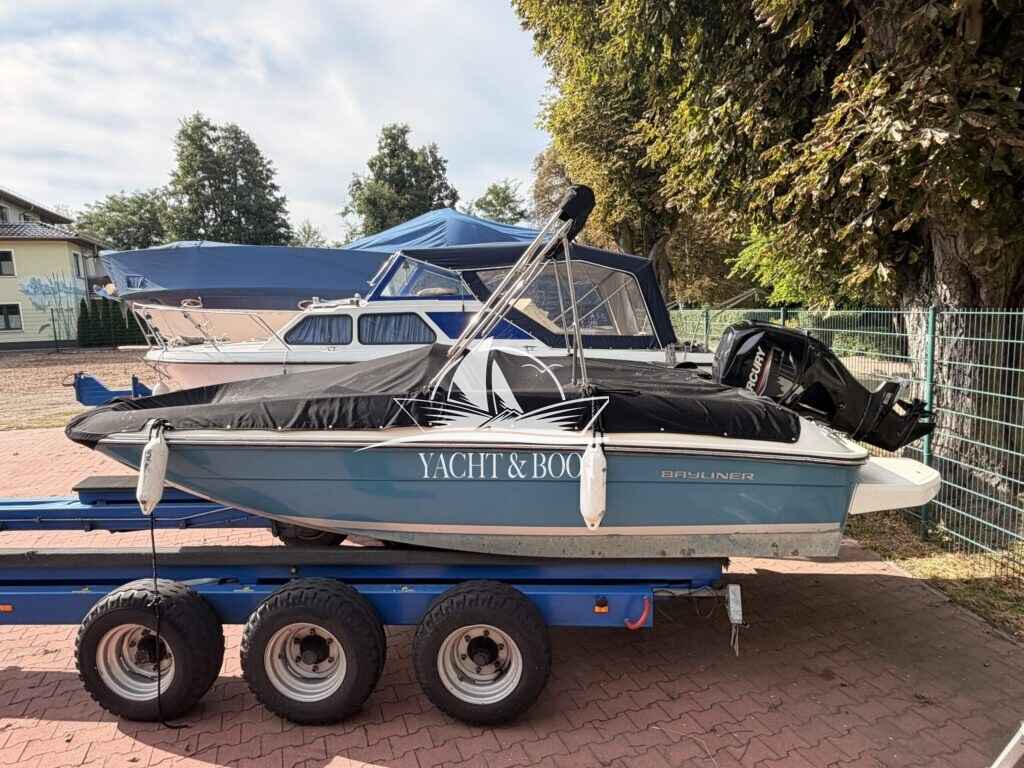 Motorboot Bayliner e16