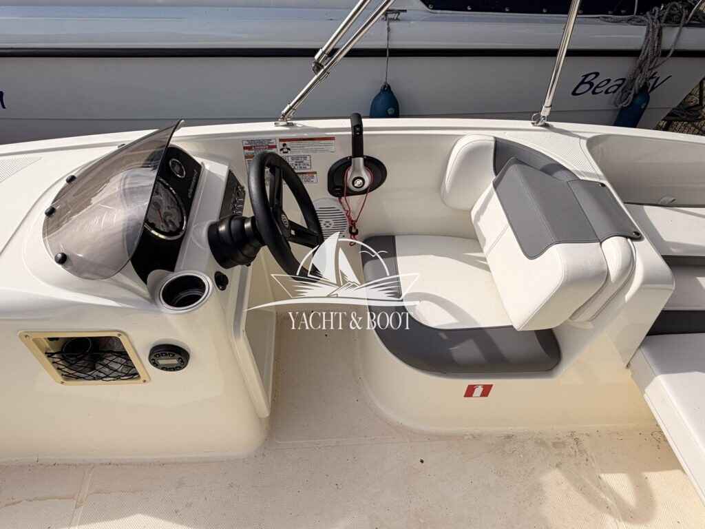 Motorboot Bayliner e16