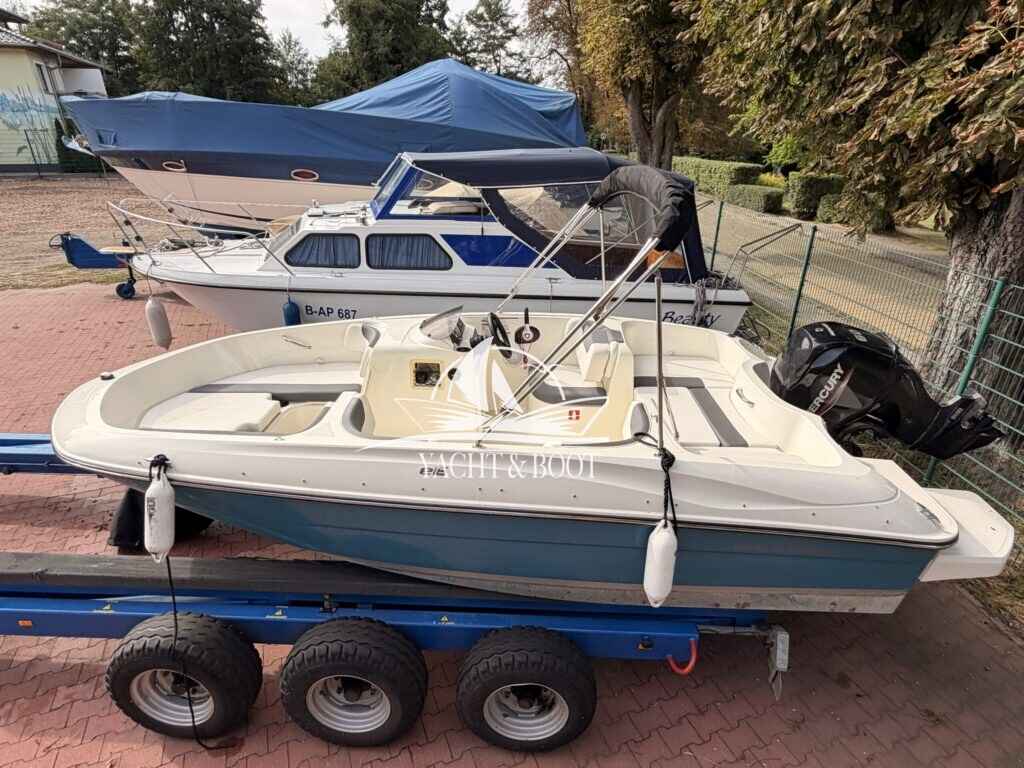 Motorboot Bayliner e16