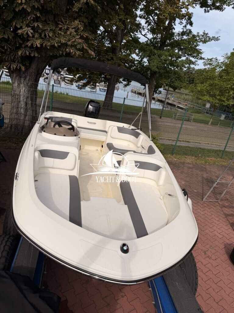 Motorboot Bayliner e16