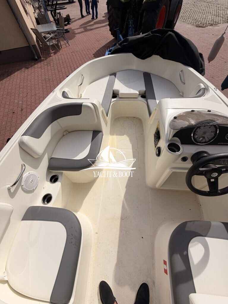 Motorboot Bayliner e16